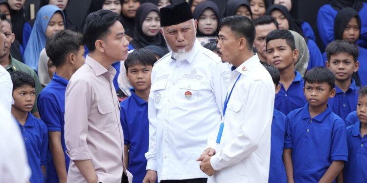 Didampingi Gubernur Sumbar, Mahyeldi, Wapres Gibran meninjau langsung kegiatan belajar di Sekolah Rakyat Menengah Pertama (SRMP) 4 Padang, Rabu (30/7) [foto : ist]