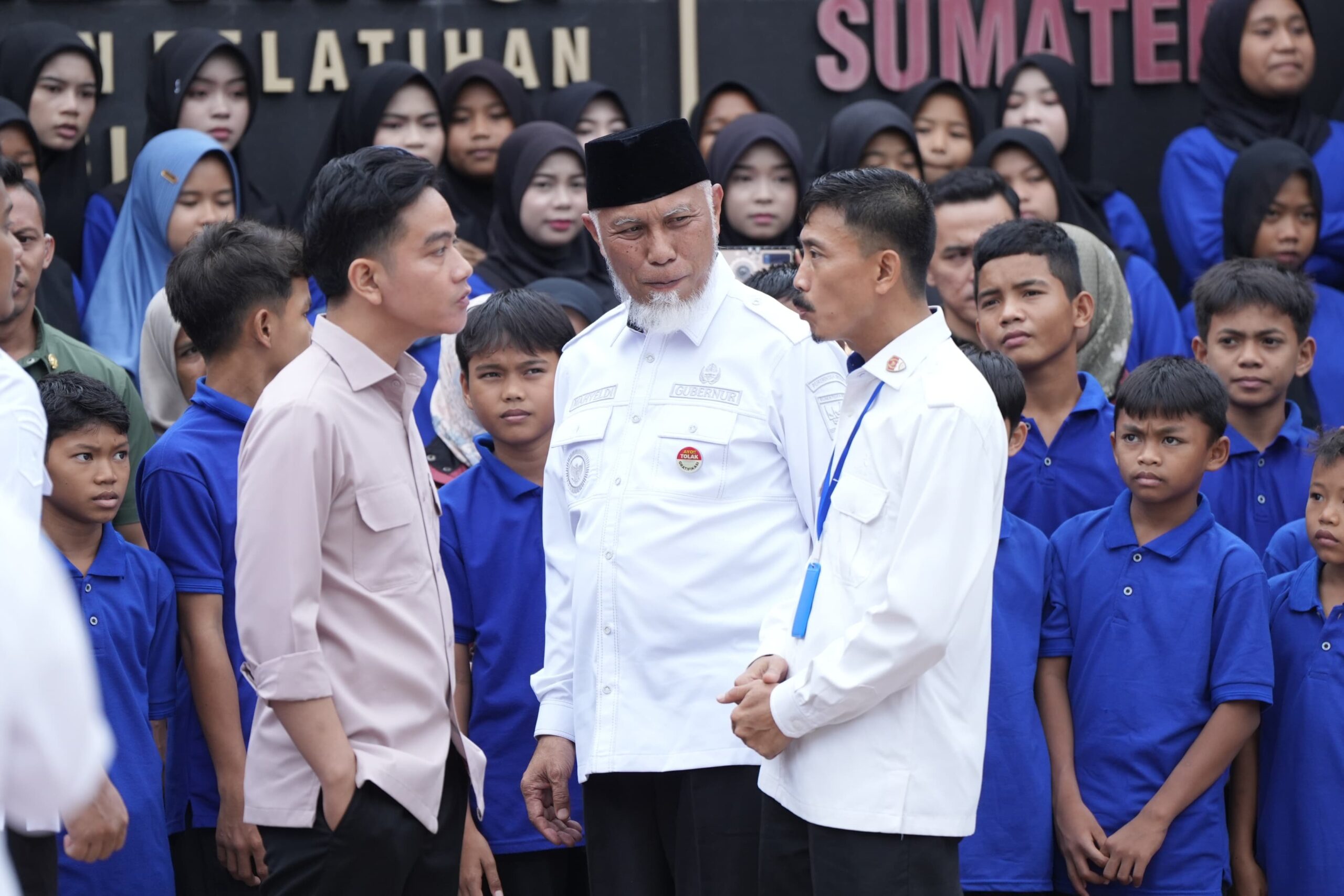 Didampingi Gubernur Sumbar, Mahyeldi, Wapres Gibran meninjau langsung kegiatan belajar di Sekolah Rakyat Menengah Pertama (SRMP) 4 Padang, Rabu (30/7) [foto : ist]