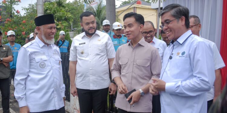 Wali Kota Padang Fadly Amran saat dampingi Wakil Presiden Republik Indonesia Gibran.[foto : ist]