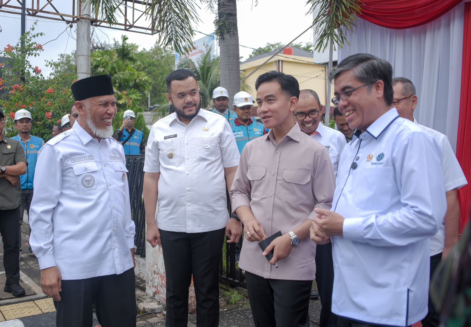 Wali Kota Padang Fadly Amran saat dampingi Wakil Presiden Republik Indonesia Gibran.[foto : ist]
