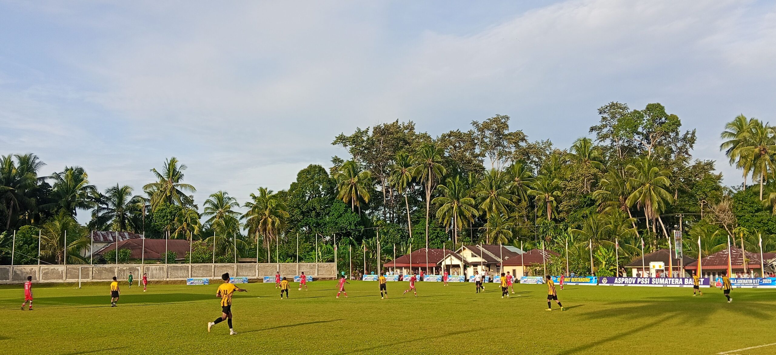 PSP Padang saat bertanding dengan Josal FC di Lapangan Persikatim Kota Pariaman, Selasa, (30/7) [foto : sci/yrp]