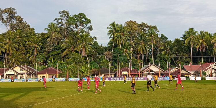PSP Padang vs Josal FC saat berlaga di Lapangan Persikatim Kota Pariaman. Rabu,(30/7) [foto : sci/yrp]