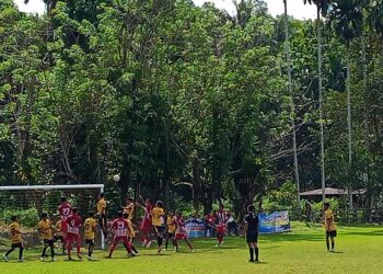 Suasana pertandingan PSP Padang saat berhadapan dengan Persiju Sijunjung pada Piala Soeratin U15 di Lapangan Gelora Puabu Sicincin, Padang Pariaman. Kamis, (31/7) [foto : sci/yrp]