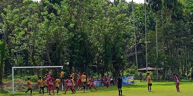 Suasana pertandingan PSP Padang saat berhadapan dengan Persiju Sijunjung pada Piala Soeratin U15 di Lapangan Gelora Puabu Sicincin, Padang Pariaman. Kamis, (31/7) [foto : sci/yrp]