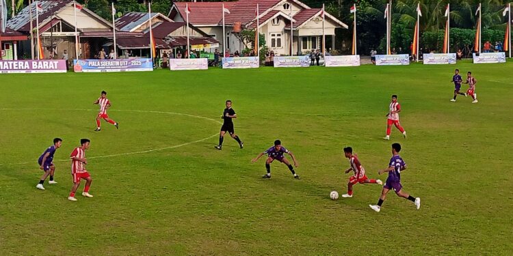 Pemain PSP Padang saat melakukan penyerangan ke daerah pertahanan PS Dharmasraya. Kamis, (31/7) [foto : sci/yrp]