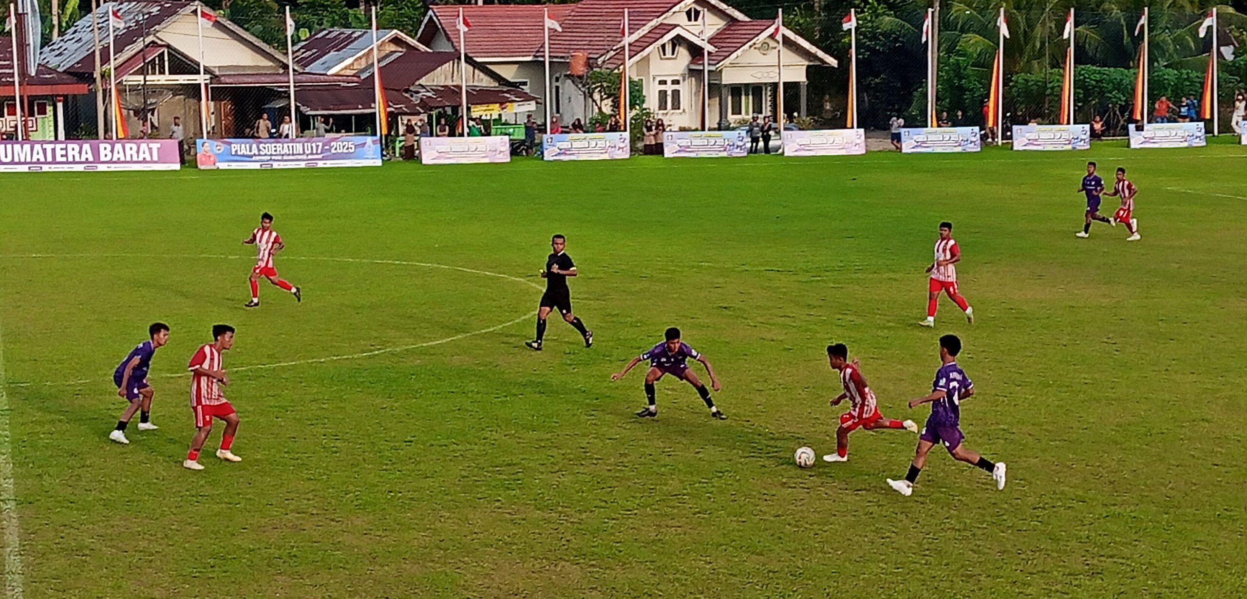 Pemain PSP Padang saat melakukan penyerangan ke daerah pertahanan PS Dharmasraya. Kamis, (31/7) [foto : sci/yrp]