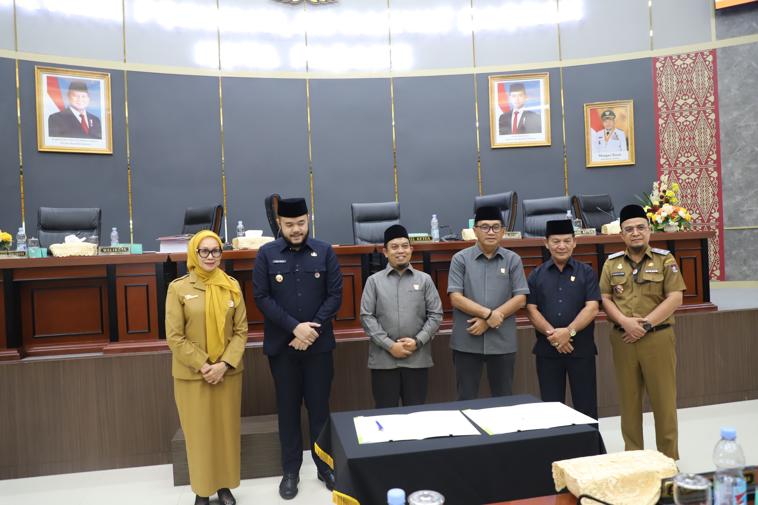 Jajaran pimpinan DPRD Kota Padang bersama Walikota Padang Fadly Amran. [foto : ist]