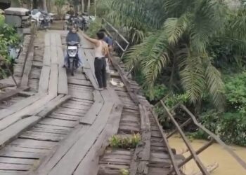 Jembatan Miring di Dharmasraya Ancam Keselamatan Warga, Sudah 10 Tahun Belum Diperbaiki
