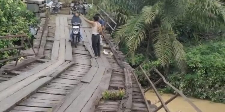 Jembatan Miring di Dharmasraya Ancam Keselamatan Warga, Sudah 10 Tahun Belum Diperbaiki