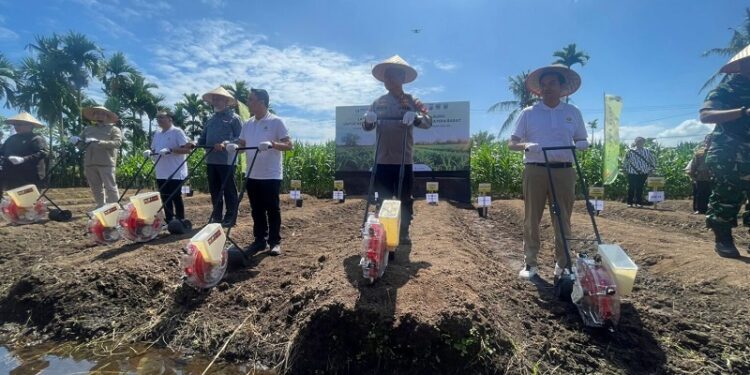 Gubernur Mahyeldi saat peluncuran program penanaman jagung bertajuk “Ba Jaguang: Dari Ranah Minang untuk Ketahanan Pangan Indonesia”, di Nagari Ulakan Tapakis, Kabupaten Padang Pariaman, Kamis (24/7/2025).