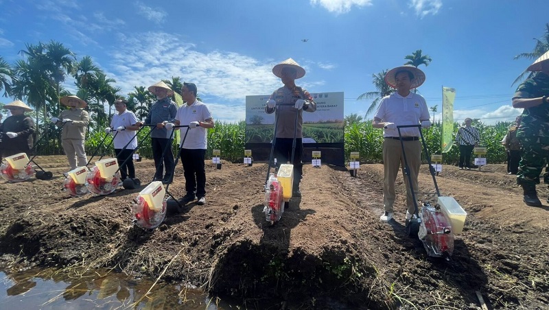 Gubernur Mahyeldi saat peluncuran program penanaman jagung bertajuk “Ba Jaguang: Dari Ranah Minang untuk Ketahanan Pangan Indonesia”, di Nagari Ulakan Tapakis, Kabupaten Padang Pariaman, Kamis (24/7/2025).