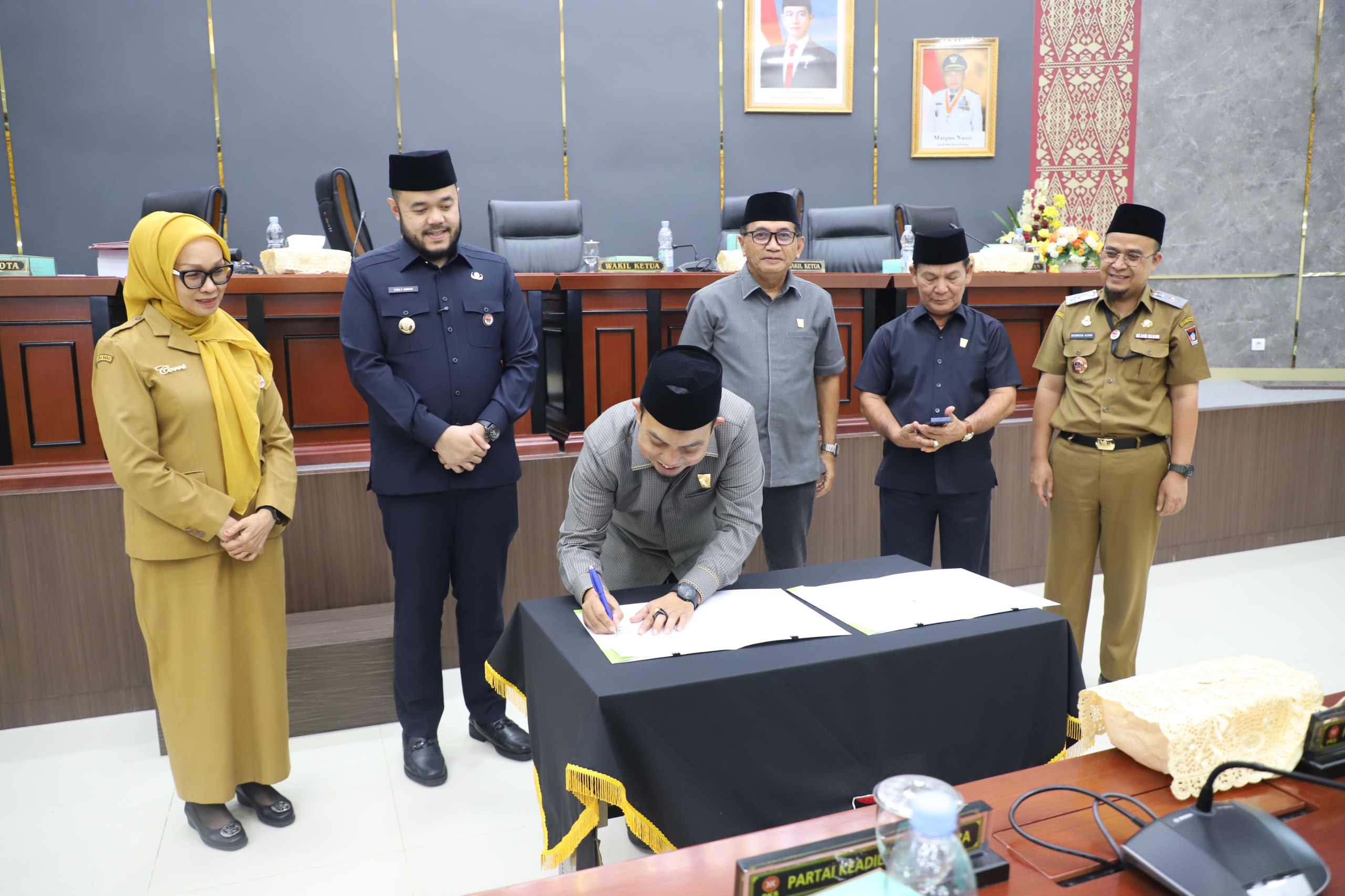 Ketua DPRD Kota Padang Muharlion menandatangani berkas RAPBDP Tahun Anggaran 2025. [foto : ist]
