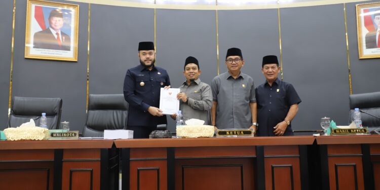 Ketua DPRD Kota Padang Muharlion menerima laporan RAPBDP P Tahun Anggaran 2025 oleh Walikota Padang Fadli Amran. [foto : ist]