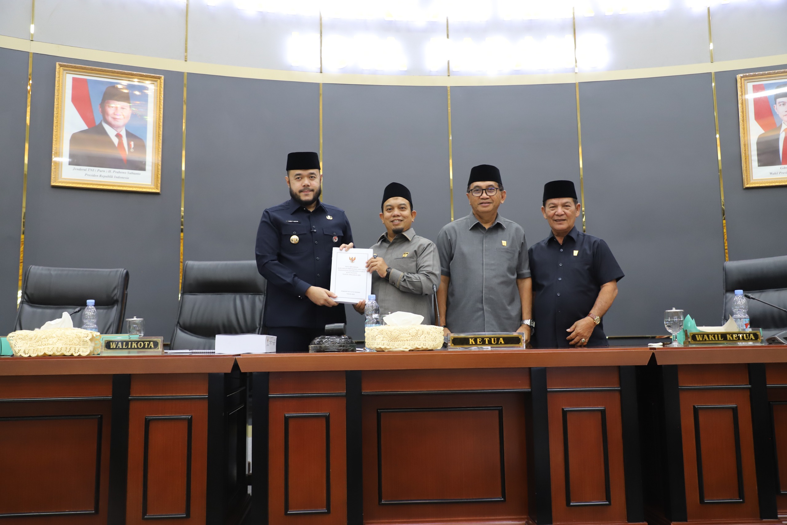 Ketua DPRD Kota Padang Muharlion menerima laporan RAPBDP P Tahun Anggaran 2025 oleh Walikota Padang Fadli Amran. [foto : ist]