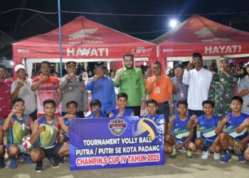 Wali Kota Padang Fadly Amran secara resmi, membuka Turnamen Voly Ball Champin's Cup IV yang digelar di Lapangan Champin's, Kampung Pinang, Kelurahan Bungus Timur, Kecamatan Bungus Teluk Kabung, Kamis (10/7). (Foto: Ist)