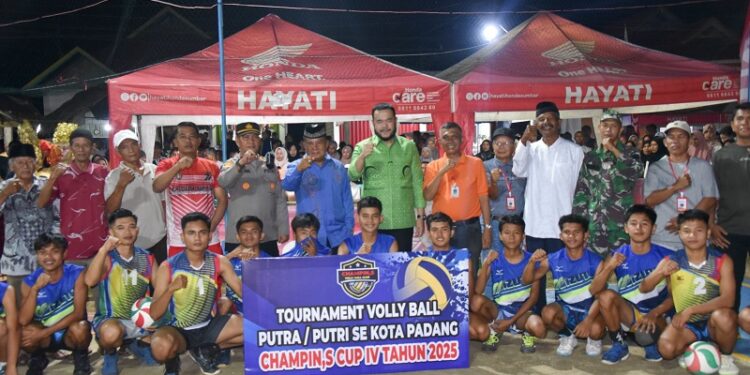 Wali Kota Padang Fadly Amran secara resmi, membuka Turnamen Voly Ball Champin's Cup IV yang digelar di Lapangan Champin's, Kampung Pinang, Kelurahan Bungus Timur, Kecamatan Bungus Teluk Kabung, Kamis (10/7). (Foto: Ist)