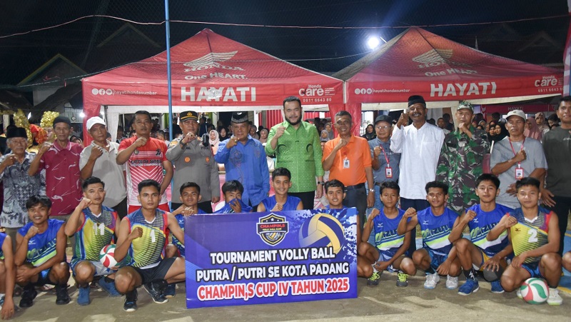 Wali Kota Padang Fadly Amran secara resmi, membuka Turnamen Voly Ball Champin's Cup IV yang digelar di Lapangan Champin's, Kampung Pinang, Kelurahan Bungus Timur, Kecamatan Bungus Teluk Kabung, Kamis (10/7). (Foto: Ist)