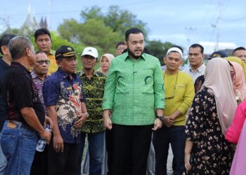 Wali Kota Padang Fadly Amran, meninjau, kondisi Jalan Beringin Ujung di Kecamatan Padang Utara, Kamis (10/7) (Foto: Ist)