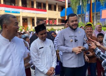 Wali Kota Padang Fadly Amran menyerahkan Kartu Padang Juara bagi peserta didik baru tingkat SD dan SMP sederajat yang kurang mampu di Kota Padang (Foto: Ist)