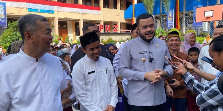 Wali Kota Padang Fadly Amran menyerahkan Kartu Padang Juara bagi peserta didik baru tingkat SD dan SMP sederajat yang kurang mampu di Kota Padang (Foto: Ist)