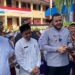 Wali Kota Padang Fadly Amran menyerahkan Kartu Padang Juara bagi peserta didik baru tingkat SD dan SMP sederajat yang kurang mampu di Kota Padang (Foto: Ist)