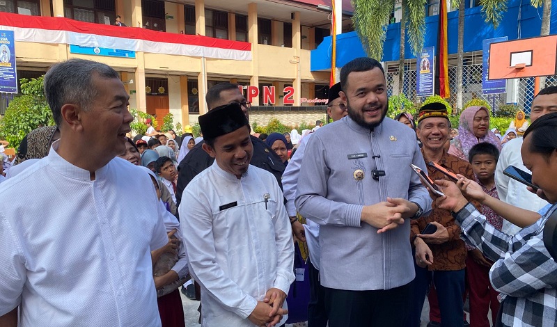 Wali Kota Padang Fadly Amran menyerahkan Kartu Padang Juara bagi peserta didik baru tingkat SD dan SMP sederajat yang kurang mampu di Kota Padang (Foto: Ist)