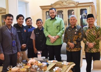 Wali Kota Padang Fadly Amran menerima, audiensi dari jajaran pengurus Yayasan Rangkiang Peduli Negeri (RPN), di kediaman resminya, Kamis (10/7). (Foto: Ist)