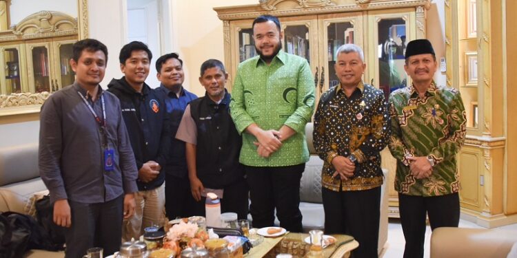 Wali Kota Padang Fadly Amran menerima, audiensi dari jajaran pengurus Yayasan Rangkiang Peduli Negeri (RPN), di kediaman resminya, Kamis (10/7). (Foto: Ist)