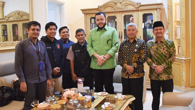 Wali Kota Padang Fadly Amran menerima, audiensi dari jajaran pengurus Yayasan Rangkiang Peduli Negeri (RPN), di kediaman resminya, Kamis (10/7). (Foto: Ist)