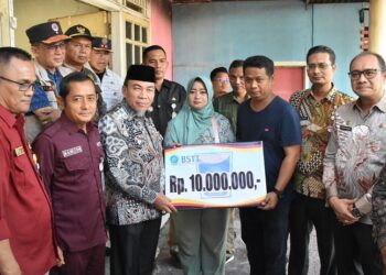 Wakil Wali Kota Padang Maigus Nasir mengunjungi, korban kebakaran di Jalan Makasar No.35 RT 03 RW 03, Kelurahan Gates Nan XX, Kecamatan Lubuk Begalung, Kamis (10/7). (Foto: Ist)