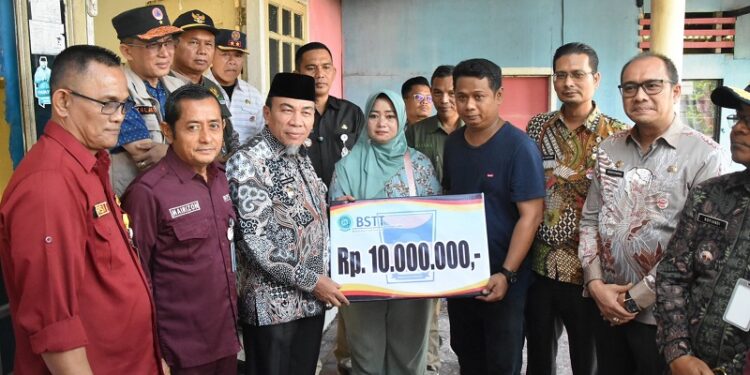 Wakil Wali Kota Padang Maigus Nasir mengunjungi, korban kebakaran di Jalan Makasar No.35 RT 03 RW 03, Kelurahan Gates Nan XX, Kecamatan Lubuk Begalung, Kamis (10/7). (Foto: Ist)