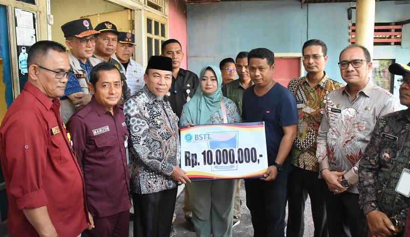 Wakil Wali Kota Padang Maigus Nasir mengunjungi, korban kebakaran di Jalan Makasar No.35 RT 03 RW 03, Kelurahan Gates Nan XX, Kecamatan Lubuk Begalung, Kamis (10/7). (Foto: Ist)