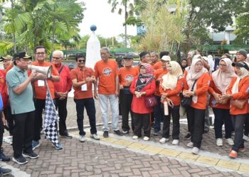 Wakil Wali Kota Padang Maigus Nasir melepas, peserta jalan santai dan senam pagi yang diadakan oleh Ikatan Alumni SMPN 4 Padang (IKASEMPAT) di Monumen Gempa Padang, Kelurahan Belakang Tangsi, Kecamatan Padang Barat, Minggu (13/7). (Foto: Ist)