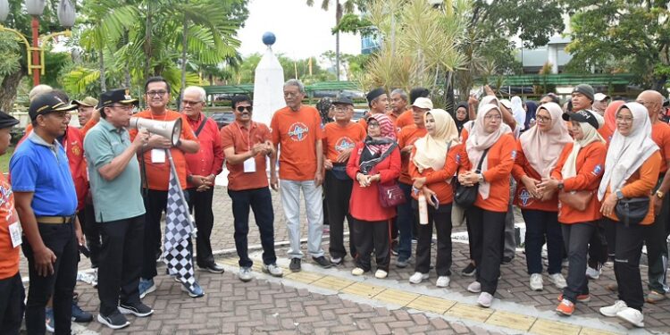 Wakil Wali Kota Padang Maigus Nasir melepas, peserta jalan santai dan senam pagi yang diadakan oleh Ikatan Alumni SMPN 4 Padang (IKASEMPAT) di Monumen Gempa Padang, Kelurahan Belakang Tangsi, Kecamatan Padang Barat, Minggu (13/7). (Foto: Ist)