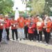 Wakil Wali Kota Padang Maigus Nasir melepas, peserta jalan santai dan senam pagi yang diadakan oleh Ikatan Alumni SMPN 4 Padang (IKASEMPAT) di Monumen Gempa Padang, Kelurahan Belakang Tangsi, Kecamatan Padang Barat, Minggu (13/7). (Foto: Ist)
