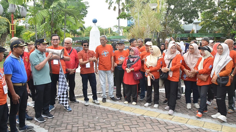 Wakil Wali Kota Padang Maigus Nasir melepas, peserta jalan santai dan senam pagi yang diadakan oleh Ikatan Alumni SMPN 4 Padang (IKASEMPAT) di Monumen Gempa Padang, Kelurahan Belakang Tangsi, Kecamatan Padang Barat, Minggu (13/7). (Foto: Ist)