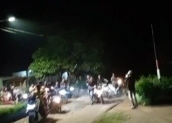 Sekitar 150 warga Jorong Kampuang Surau, Nagari Gunung Selasih, Kecamatan Pulau Punjung, Kabupaten Dharmasraya, Sumatera Barat, menggelar aksi unik dengan mengarak TOA (pengeras suara) keliling kampung pada Minggu malam (13/7/2025).