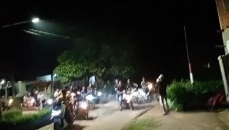Sekitar 150 warga Jorong Kampuang Surau, Nagari Gunung Selasih, Kecamatan Pulau Punjung, Kabupaten Dharmasraya, Sumatera Barat, menggelar aksi unik dengan mengarak TOA (pengeras suara) keliling kampung pada Minggu malam (13/7/2025).