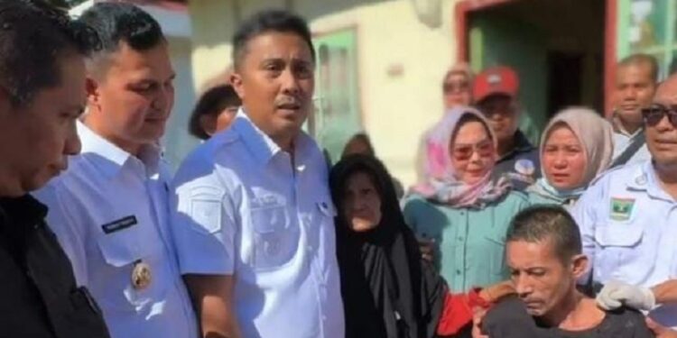 Hidup dalam Pasung, Antoni Akhirnya Dijemput Wagub Vasko untuk Disembuhkan