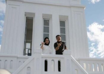 Vasko Ruseimy dan Siti Hediati Haryadi Terkesima Keunikan Angka 4 di Jam Gadang Bukittinggi