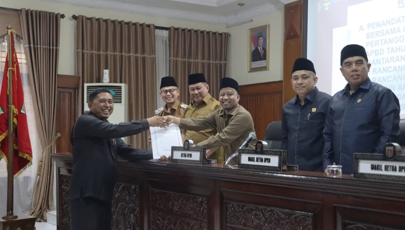 Peneyrahan hasil pandangan tiap-tiap fraksi pada rapat paripurna DPRD yang berlangsung selama tiga hari berturut-turut, dari Senin hingga Rabu (14–16 Juli 2025). (Foto: Ist)