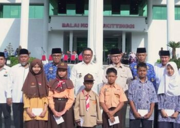 Pemko Bukittinggi Salurkan Zakat Pendidikan bagi Pelajar SD/MI dan SMP/MTs