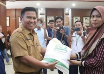Pemko Bukittinggi Salurkan Cadangan Pangan kepada 4.937 KPM pada Juni–Juli 2025