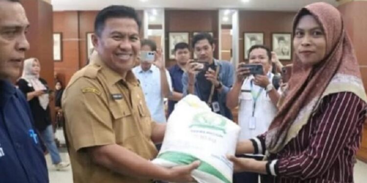 Pemko Bukittinggi Salurkan Cadangan Pangan kepada 4.937 KPM pada Juni–Juli 2025