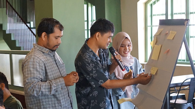 Jaka HB dari Mongabay saat memberikan materi di pelatihan jurnalisme investigasi untuk jurnalis, Minggu (27/7/2025) (Foto: Ist)