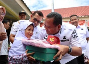 Wali Kota Pariaman Bagikan Seragam Gratis untuk 1.371 Siswa SD