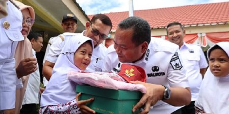 Wali Kota Pariaman Bagikan Seragam Gratis untuk 1.371 Siswa SD