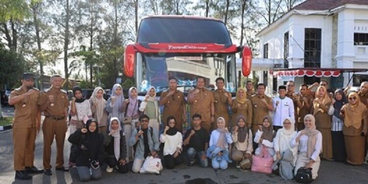 13 Mahasiswa Pariaman Dilepas ke Telkom University, Orang Tua Menangis Haru