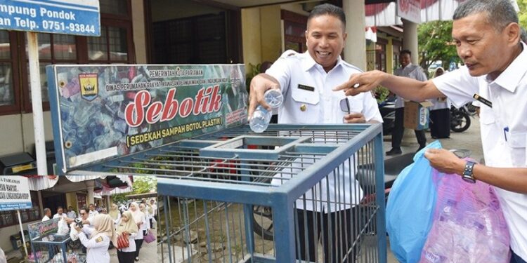 Gerakan Sedekah Botol Plastik, Upaya Pariaman Kurangi Sampah dari Hulu