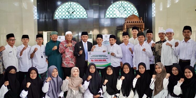 Pemkab Solok Lepas Mahasiswa Studi ke Timur Tengah, Serahkan Reward Umroh dan Beasiswa